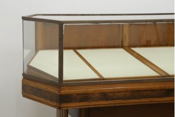 イギリスアンティーク　真鍮枠　引き出し付き　クラシカルな雰囲気を醸し出す木製ショーケース(ガラスケース、陳列棚、飾り棚、店舗什器、展示ケース、英国)(R-074538)