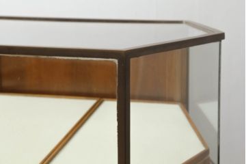 イギリスアンティーク　真鍮枠　引き出し付き　クラシカルな雰囲気を醸し出す木製ショーケース(ガラスケース、陳列棚、飾り棚、店舗什器、展示ケース、英国)(R-074538)