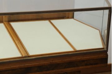 イギリスアンティーク　真鍮枠　引き出し付き　クラシカルな雰囲気を醸し出す木製ショーケース(ガラスケース、陳列棚、飾り棚、店舗什器、展示ケース、英国)(R-074538)