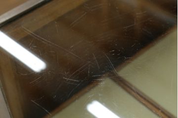 イギリスアンティーク　真鍮枠　引き出し付き　クラシカルな雰囲気を醸し出す木製ショーケース(ガラスケース、陳列棚、飾り棚、店舗什器、展示ケース、英国)(R-074538)