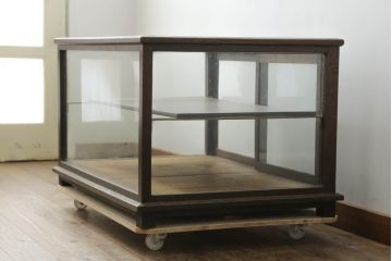 和製アンティーク　上手物!!　ナラ(楢)材　昭和レトロ　しっかりした作りの奥行きのある卓上ガラスケース(ロータイプGケース、ショーケース、ディスプレイケース、コレクションケース、飾り棚、陳列棚、店舗什器)(R-074542)