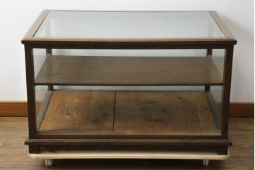 和製アンティーク　上手物!!　ナラ(楢)材　昭和レトロ　しっかりした作りの奥行きのある卓上ガラスケース(ロータイプGケース、ショーケース、ディスプレイケース、コレクションケース、飾り棚、陳列棚、店舗什器)(R-074542)