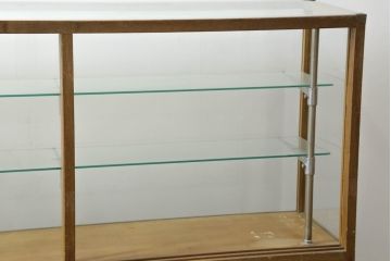 和製アンティーク　人気の薄型サイズ　レトロなデザインがおしゃれなガラスケース(Gケース、カウンターショーケース、ディスプレイケース、コレクションケース、キャビネット、飾り棚、陳列棚、店舗什器)(R-074553)