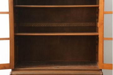 和製アンティーク　樺(カバ)材　レトロデザイン　彫刻入り　ノスタルジックな雰囲気漂う二段重ね食器棚(カップボード、戸棚、収納棚、キャビネット)(R-074556)