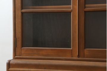 和製アンティーク　樺(カバ)材　レトロデザイン　彫刻入り　ノスタルジックな雰囲気漂う二段重ね食器棚(カップボード、戸棚、収納棚、キャビネット)(R-074556)