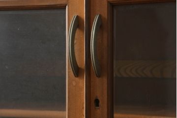 和製アンティーク　樺(カバ)材　レトロデザイン　彫刻入り　ノスタルジックな雰囲気漂う二段重ね食器棚(カップボード、戸棚、収納棚、キャビネット)(R-074556)