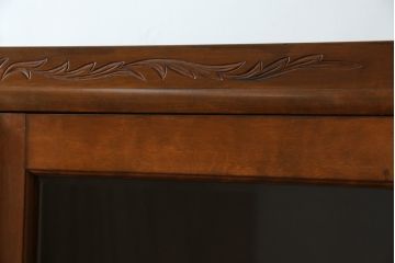 和製アンティーク　樺(カバ)材　レトロデザイン　彫刻入り　ノスタルジックな雰囲気漂う二段重ね食器棚(カップボード、戸棚、収納棚、キャビネット)(R-074556)