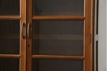 和製アンティーク　樺(カバ)材　レトロデザイン　彫刻入り　ノスタルジックな雰囲気漂う二段重ね食器棚(カップボード、戸棚、収納棚、キャビネット)(R-074556)
