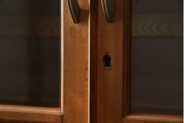和製アンティーク　樺(カバ)材　レトロデザイン　彫刻入り　ノスタルジックな雰囲気漂う二段重ね食器棚(カップボード、戸棚、収納棚、キャビネット)(R-074556)