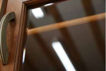 和製アンティーク　樺(カバ)材　レトロデザイン　彫刻入り　ノスタルジックな雰囲気漂う二段重ね食器棚(カップボード、戸棚、収納棚、キャビネット)(R-074556)