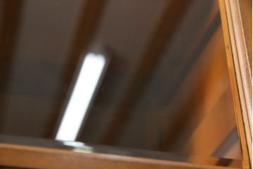 和製アンティーク　樺(カバ)材　レトロデザイン　彫刻入り　ノスタルジックな雰囲気漂う二段重ね食器棚(カップボード、戸棚、収納棚、キャビネット)(R-074556)