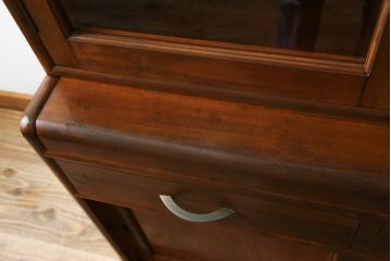 和製アンティーク　樺(カバ)材　レトロデザイン　彫刻入り　ノスタルジックな雰囲気漂う二段重ね食器棚(カップボード、戸棚、収納棚、キャビネット)(R-074556)