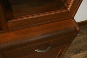和製アンティーク　樺(カバ)材　レトロデザイン　彫刻入り　ノスタルジックな雰囲気漂う二段重ね食器棚(カップボード、戸棚、収納棚、キャビネット)(R-074556)