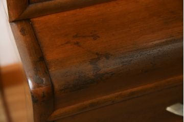 和製アンティーク　樺(カバ)材　レトロデザイン　彫刻入り　ノスタルジックな雰囲気漂う二段重ね食器棚(カップボード、戸棚、収納棚、キャビネット)(R-074556)