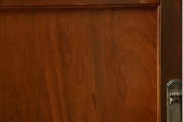 和製アンティーク　樺(カバ)材　レトロデザイン　彫刻入り　ノスタルジックな雰囲気漂う二段重ね食器棚(カップボード、戸棚、収納棚、キャビネット)(R-074556)