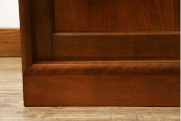和製アンティーク　樺(カバ)材　レトロデザイン　彫刻入り　ノスタルジックな雰囲気漂う二段重ね食器棚(カップボード、戸棚、収納棚、キャビネット)(R-074556)