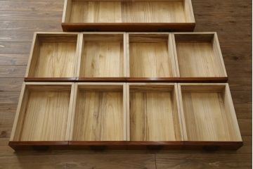 中古　美品　高級品!!　天板タモ材　本体欅(ケヤキ)材　和モダンスタイルのお部屋におすすめな漆塗りローチェスト(和箪笥、収納タンス、ローボード、テレビボード、テレビ台、引き出し、リビングボード)(定価推定約80万円)(R-074558)