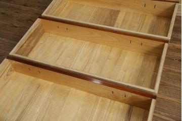 中古　美品　高級品!!　天板タモ材　本体欅(ケヤキ)材　和モダンスタイルのお部屋におすすめな漆塗りローチェスト(和箪笥、収納タンス、ローボード、テレビボード、テレビ台、引き出し、リビングボード)(定価推定約80万円)(R-074558)