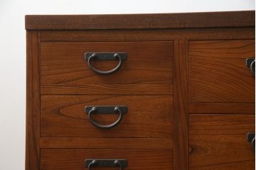中古　美品　高級品!!　天板タモ材　本体欅(ケヤキ)材　和モダンスタイルのお部屋におすすめな漆塗りローチェスト(和箪笥、収納タンス、ローボード、テレビボード、テレビ台、引き出し、リビングボード)(定価推定約80万円)(R-074558)