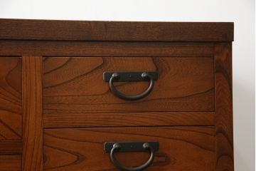 中古　美品　高級品!!　天板タモ材　本体欅(ケヤキ)材　和モダンスタイルのお部屋におすすめな漆塗りローチェスト(和箪笥、収納タンス、ローボード、テレビボード、テレビ台、引き出し、リビングボード)(定価推定約80万円)(R-074558)