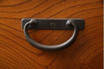中古　美品　高級品!!　天板タモ材　本体欅(ケヤキ)材　和モダンスタイルのお部屋におすすめな漆塗りローチェスト(和箪笥、収納タンス、ローボード、テレビボード、テレビ台、引き出し、リビングボード)(定価推定約80万円)(R-074558)