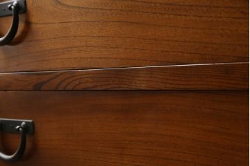 中古　美品　高級品!!　天板タモ材　本体欅(ケヤキ)材　和モダンスタイルのお部屋におすすめな漆塗りローチェスト(和箪笥、収納タンス、ローボード、テレビボード、テレビ台、引き出し、リビングボード)(定価推定約80万円)(R-074558)