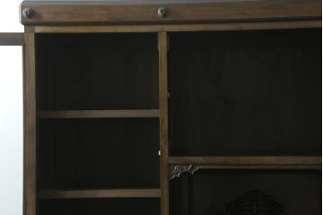 和製アンティーク　上手物!!　樺(カバ)材　古い洋館で使われていた美しい彫刻入りキャビネット(食器棚、戸棚、収納棚、飾り棚、ブックケース、本箱)(R-074559)