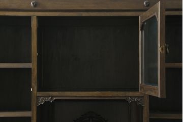 和製アンティーク　上手物!!　樺(カバ)材　古い洋館で使われていた美しい彫刻入りキャビネット(食器棚、戸棚、収納棚、飾り棚、ブックケース、本箱)(R-074559)