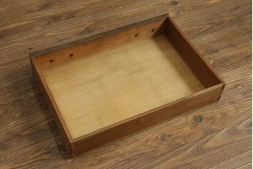 和製アンティーク　上手物!!　樺(カバ)材　古い洋館で使われていた美しい彫刻入りキャビネット(食器棚、戸棚、収納棚、飾り棚、ブックケース、本箱)(R-074559)