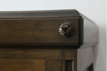 和製アンティーク　上手物!!　樺(カバ)材　古い洋館で使われていた美しい彫刻入りキャビネット(食器棚、戸棚、収納棚、飾り棚、ブックケース、本箱)(R-074559)