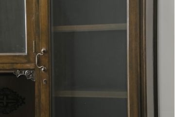 和製アンティーク　上手物!!　樺(カバ)材　古い洋館で使われていた美しい彫刻入りキャビネット(食器棚、戸棚、収納棚、飾り棚、ブックケース、本箱)(R-074559)
