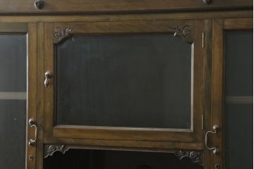 和製アンティーク　上手物!!　樺(カバ)材　古い洋館で使われていた美しい彫刻入りキャビネット(食器棚、戸棚、収納棚、飾り棚、ブックケース、本箱)(R-074559)