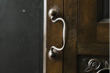 和製アンティーク　上手物!!　樺(カバ)材　古い洋館で使われていた美しい彫刻入りキャビネット(食器棚、戸棚、収納棚、飾り棚、ブックケース、本箱)(R-074559)
