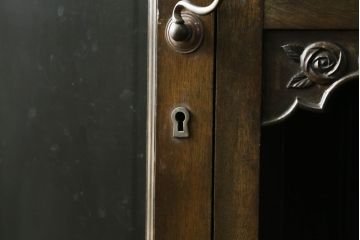 和製アンティーク　上手物!!　樺(カバ)材　古い洋館で使われていた美しい彫刻入りキャビネット(食器棚、戸棚、収納棚、飾り棚、ブックケース、本箱)(R-074559)