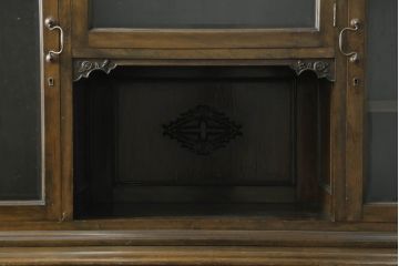 和製アンティーク　上手物!!　樺(カバ)材　古い洋館で使われていた美しい彫刻入りキャビネット(食器棚、戸棚、収納棚、飾り棚、ブックケース、本箱)(R-074559)
