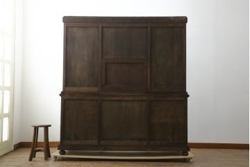 和製アンティーク　上手物!!　樺(カバ)材　古い洋館で使われていた美しい彫刻入りキャビネット(食器棚、戸棚、収納棚、飾り棚、ブックケース、本箱)(R-074559)