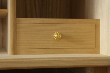 中古　美品!!　瀧上昭治作　伝統的工芸品　上手物　上品なデザインの飾り金具が魅力的な桐箪笥(胴丸、桐たんす、引き出し、着物箪笥、衣装箪笥、和タンス、整理タンス、収納たんす)(定価約180万円)(R-074562)