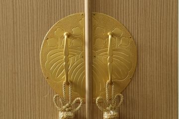 中古　美品!!　瀧上昭治作　伝統的工芸品　上手物　上品なデザインの飾り金具が魅力的な桐箪笥(胴丸、桐たんす、引き出し、着物箪笥、衣装箪笥、和タンス、整理タンス、収納たんす)(定価約180万円)(R-074562)
