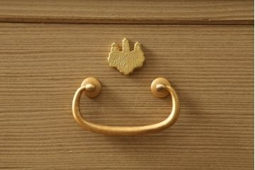 中古　美品!!　瀧上昭治作　伝統的工芸品　上手物　上品なデザインの飾り金具が魅力的な桐箪笥(胴丸、桐たんす、引き出し、着物箪笥、衣装箪笥、和タンス、整理タンス、収納たんす)(定価約180万円)(R-074562)