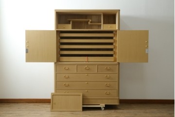 中古　美品!!　上手物　瀧上昭治作　伝統的工芸品　桐材　五三桐紋の金具が格式を添える着物箪笥　定価約180万円　(R-074562)