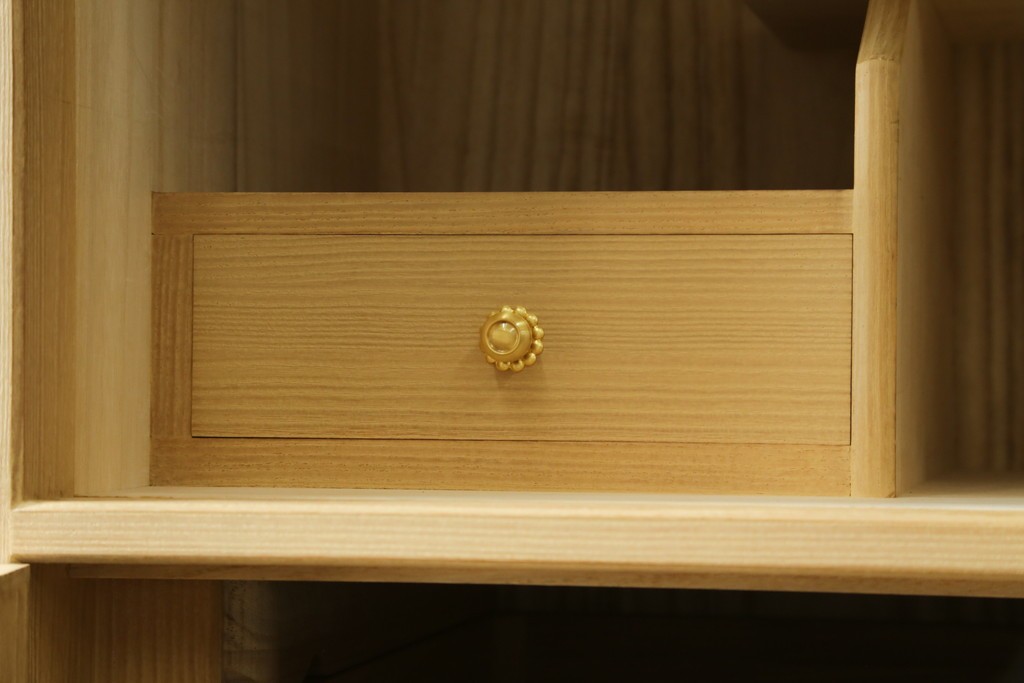 中古　美品!!　上手物　瀧上昭治作　伝統的工芸品　桐材　五三桐紋の金具が格式を添える着物箪笥　定価約180万円　(R-074562)