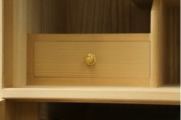 中古　美品!!　上手物　瀧上昭治作　伝統的工芸品　桐材　五三桐紋の金具が格式を添える着物箪笥　定価約180万円　(R-074562)