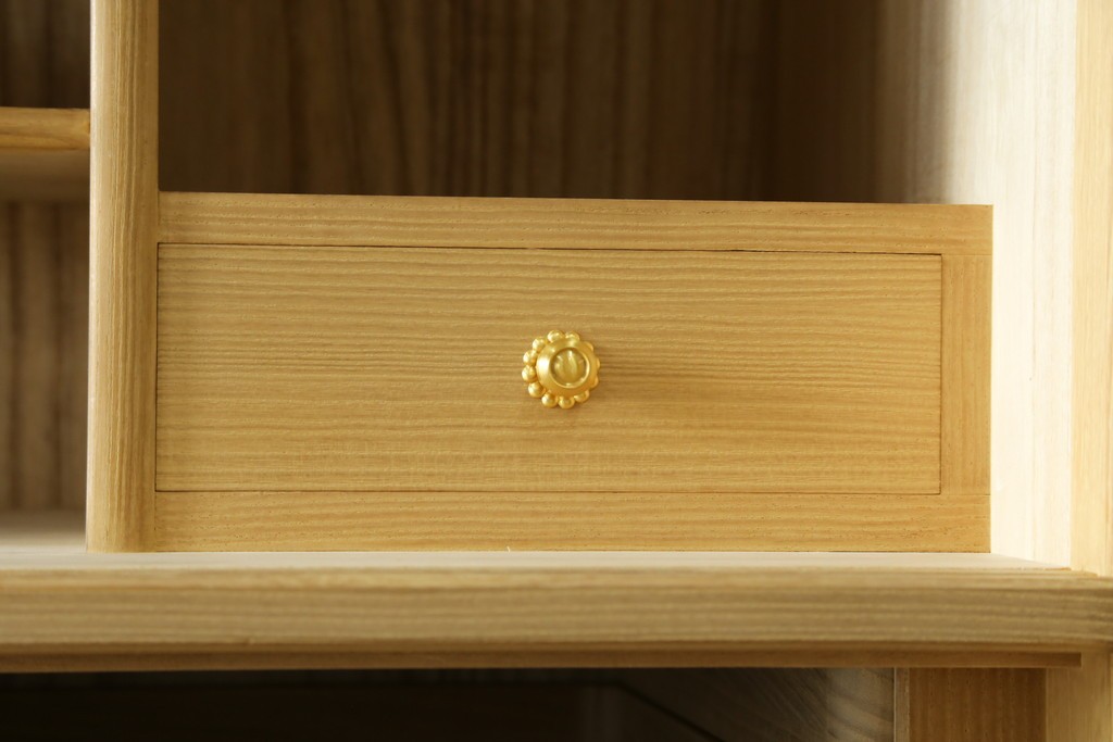 中古　美品!!　上手物　瀧上昭治作　伝統的工芸品　桐材　五三桐紋の金具が格式を添える着物箪笥　定価約180万円　(R-074562)