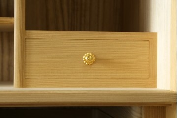 中古　美品!!　上手物　瀧上昭治作　伝統的工芸品　桐材　五三桐紋の金具が格式を添える着物箪笥　定価約180万円　(R-074562)