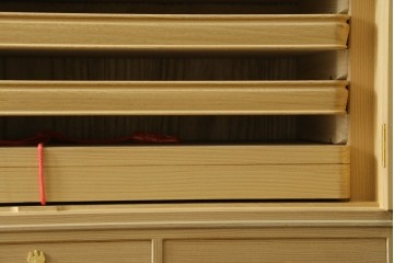 中古　美品!!　上手物　瀧上昭治作　伝統的工芸品　桐材　五三桐紋の金具が格式を添える着物箪笥　定価約180万円　(R-074562)