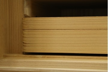 中古　美品!!　上手物　瀧上昭治作　伝統的工芸品　桐材　五三桐紋の金具が格式を添える着物箪笥　定価約180万円　(R-074562)