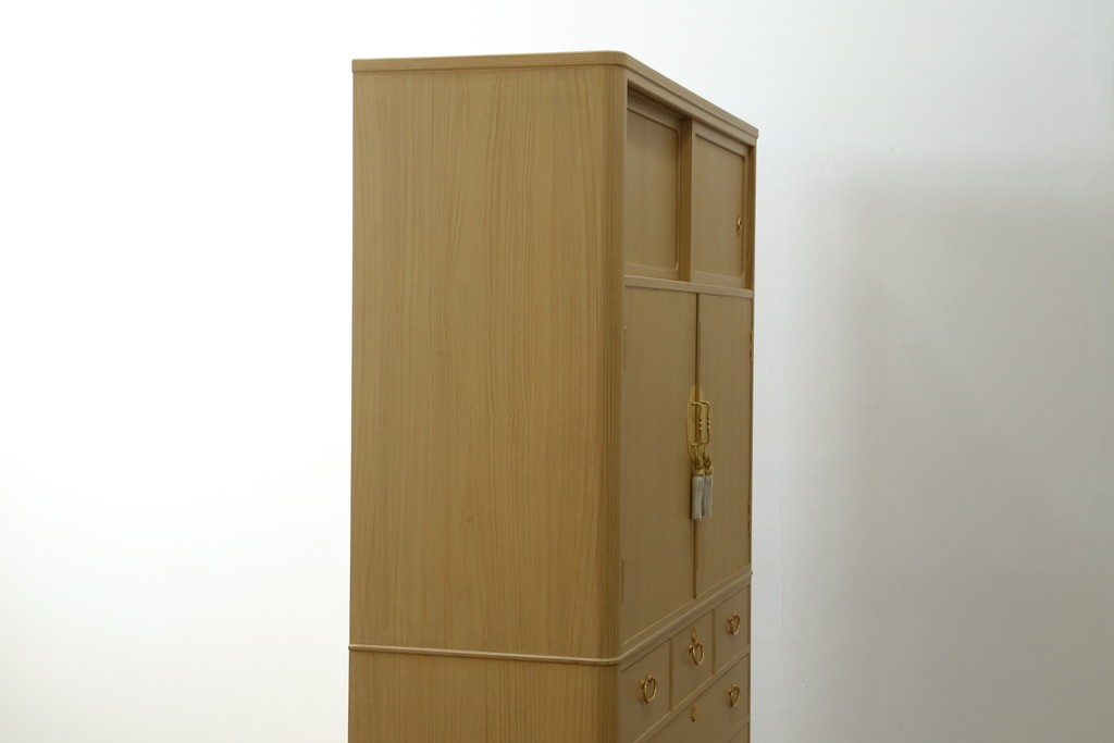 中古　美品!!　上手物　瀧上昭治作　伝統的工芸品　桐材　五三桐紋の金具が格式を添える着物箪笥　定価約180万円　(R-074562)
