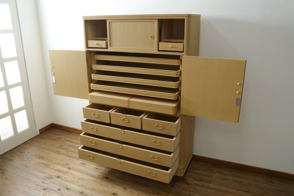 中古　美品!!　上手物　瀧上昭治作　伝統的工芸品　桐材　五三桐紋の金具が格式を添える着物箪笥　定価約180万円　(R-074562)