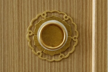 中古　美品!!　上手物　瀧上昭治作　伝統的工芸品　桐材　五三桐紋の金具が格式を添える着物箪笥　定価約180万円　(R-074562)