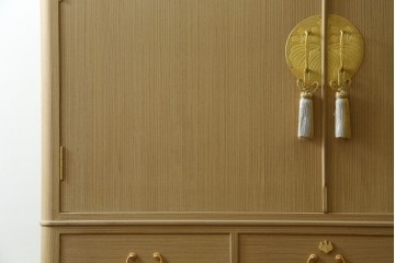 中古　美品!!　上手物　瀧上昭治作　伝統的工芸品　桐材　五三桐紋の金具が格式を添える着物箪笥　定価約180万円　(R-074562)